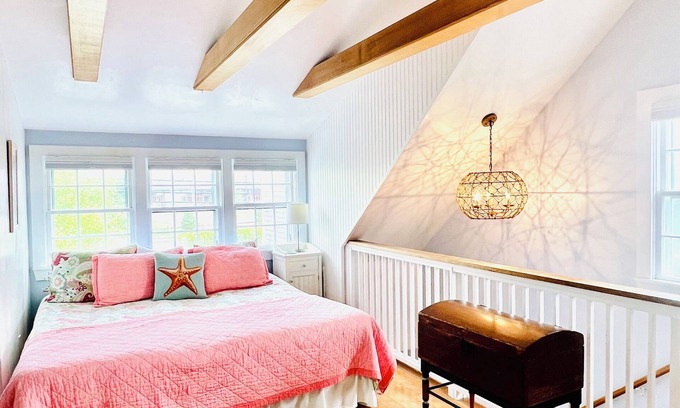 Nantucket Town Cottage | Carriage house on bike path close to town