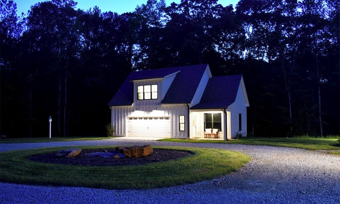 Newnan Apartment | Carriage house retreat - a cozy place to unwind and breathe the country air!