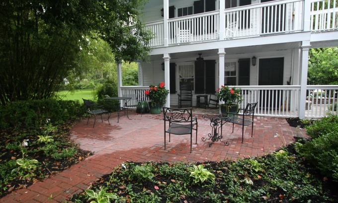 Downtown Cottage | Carriage House under Live Oaks In Historic Downtown Beaufort with Patio Garden