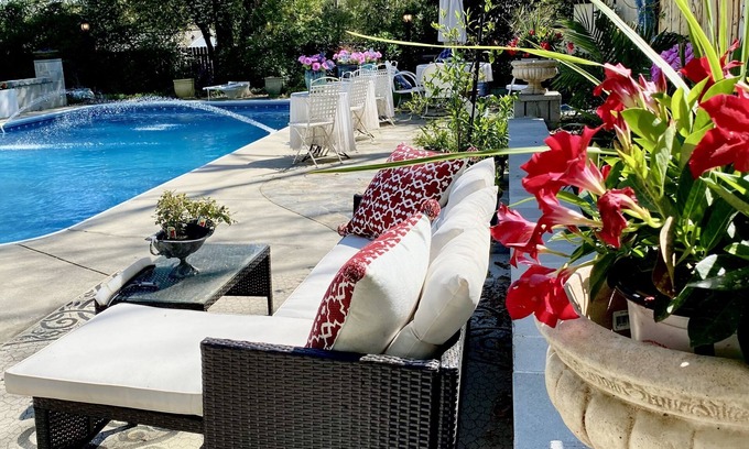 Lexington House | Carriage House Villa and gardens in downtown historic Lexington SC