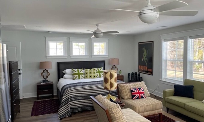 Mount Pleasant House | Carriage House with View