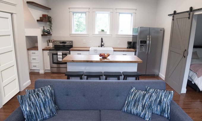 Rolling Acres House | Carriage House with 2 Queens in Trendy, Walkable East Nashville Neighborhood