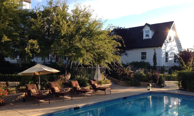 North Auburn Cottage | Carriage Loft - HOT Large Spa, Full Kitchen, Pool, private unit.