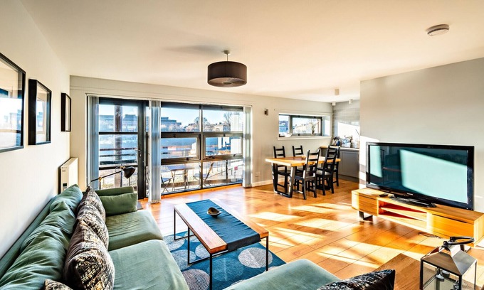 City Centre Glasgow Apartment | Carrick Quay Two bedrooms with balcony