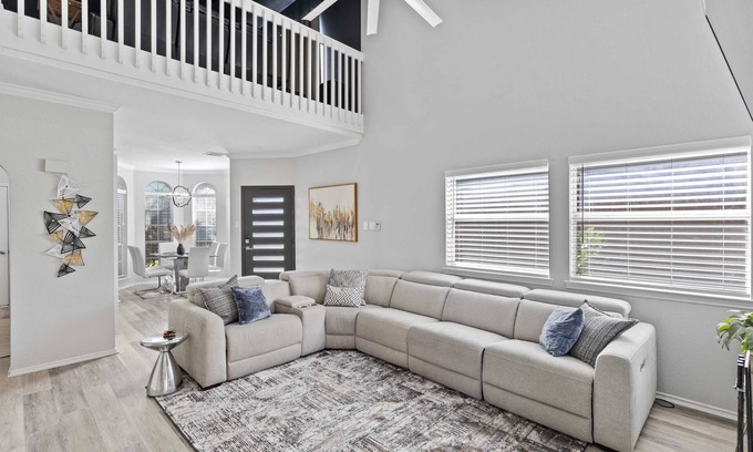 Northwest Carrollton House | Carrollton Silver Screen Stay w/2 car garage