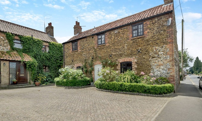 Grimston House | Carrstone Cottage - Two Bedroom House, Sleeps 4