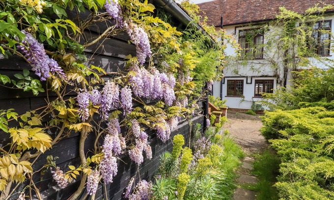 Howlett End Cottage | CART WHEEL COTTAGE, pet friendly, with open fire in Finchingfield