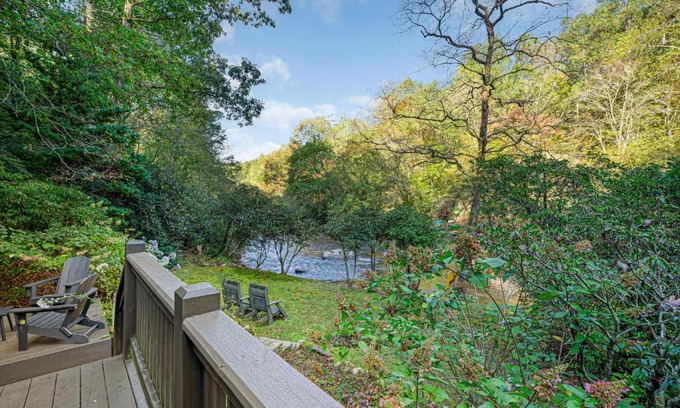 Ellijay House | Cartacay River Retreat - North Georgia Riverfront Cabin - Riverside access, cozy living spaces, game room, and outdoor amenities