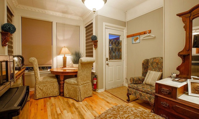 Queens Apartment | Carter's Beach Suite. Cozy 2some, kitchen, priv. entrance, center Liverpool.