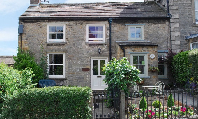Middleham Cottage | CARTMEL COTTAGE, pet friendly, character holiday cottage in Middleham