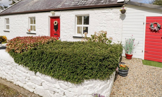 Ballintober Cottage | CARTRON COTTAGE, family friendly in Ballintubber, County Mayo