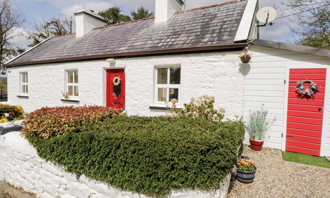 Ballintober Cottage | CARTRON COTTAGE, family friendly in Ballintubber, County Mayo