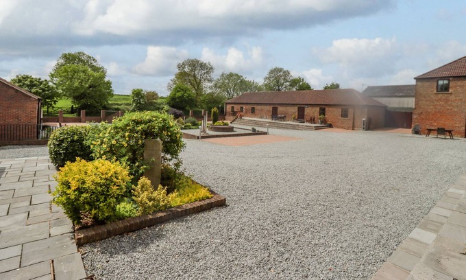 Thwing Cottage | CARTWHEELS COTTAGE, family friendly, with pool in Great Driffield