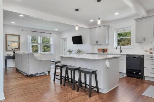 North Chesterfield House | Carytown Retreat Pet Friendly & Gourmet Kitchen