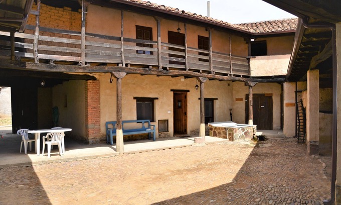 Antonan del Valle Cottage | Casa Abuela Tina, spacious with cobblestone patio, source of spring water