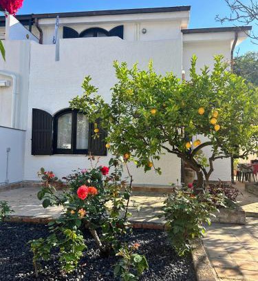 Recanati Apartment | Casa accanto alla spiaggia con giardino e quiete