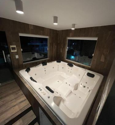 Piratininga House | Casa agradável em frente a praia com jacuzzi/spa