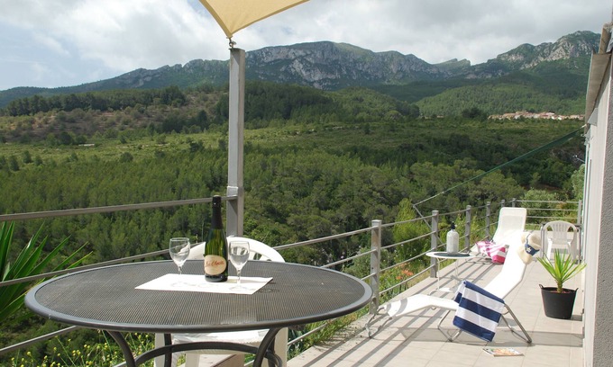 Les Planes del Rei Apartment | Casa Alados- modern Apnt within VillaSuala + amazing views in lovely location.