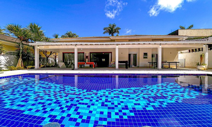 Jardim Acapulco House | Casa Alto Luxo - Lazer Completo - Piscina Climatizada, Sauna, Campo de Futebol