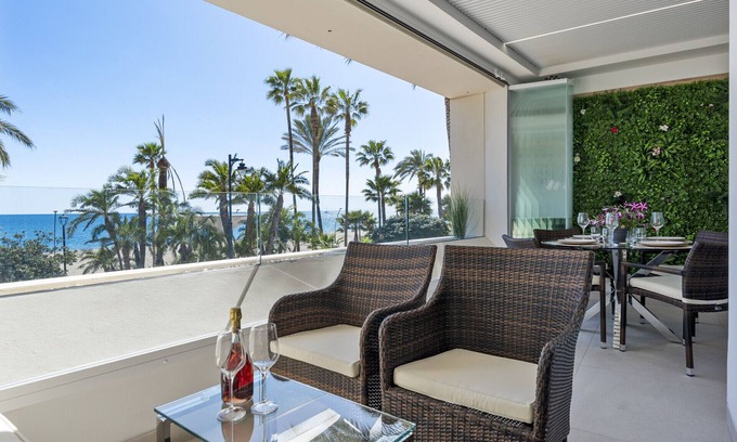 Estepona Apartment | Casa Alyssa - 1 bed front row in Estepona