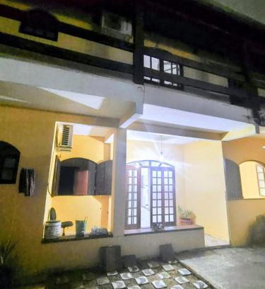 Aparecida House | Casa amarela com fundos para seminário