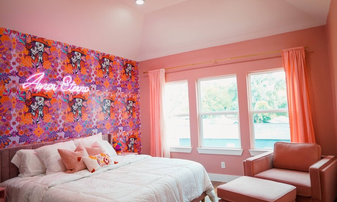 Northside House | Casa Amor Eterno Vibrant New 3 bedroom house