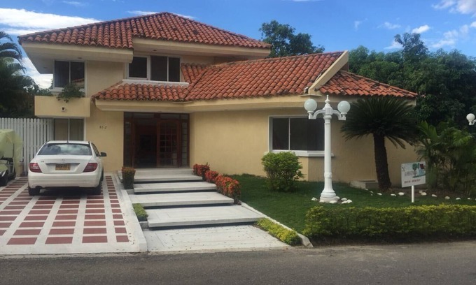 Girardot House | Casa amplia, independiente, fresca, acogedora. Condominio El Peñon Giraradot