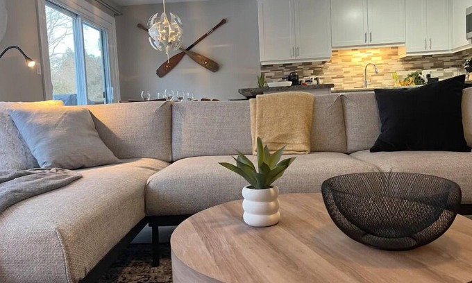 Bracebridge Apartment | Casa Azul offers a bright, open concept space with 2 queen & 3 twin beds it comfortably sleeps 7.
