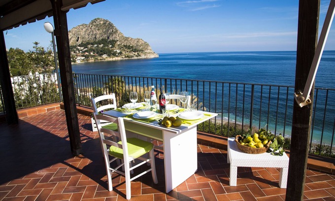 Capo Zafferano Apartment | Casa Azzurra allows you to admire the beauty of nature