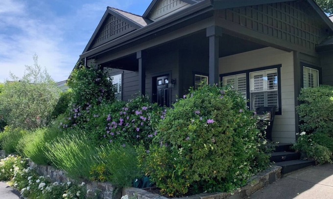 Yountville House | Casa Barbera in North Yountville. Newly remodeled kitchen, pool, jacuzzi, steam