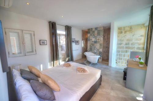 Mosta House | Casa Bartolo A Hidden Gem - Spacious Village Home EBAR1-1