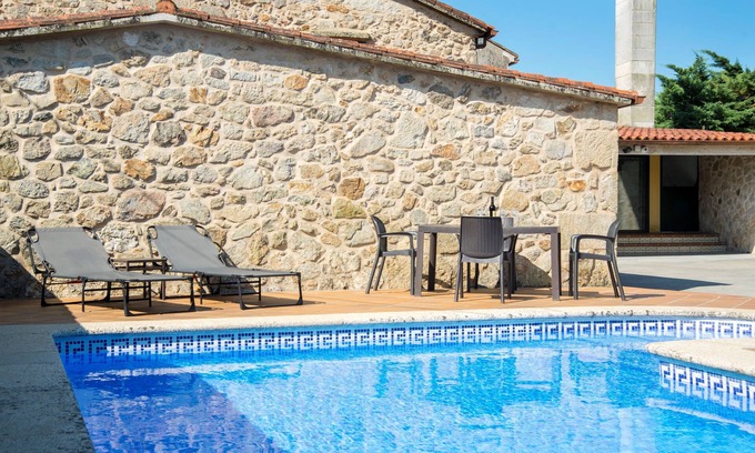 Cuntis House | Casa Belai in a rural setting with swimming pool, barbecue area and fireplace lounge.