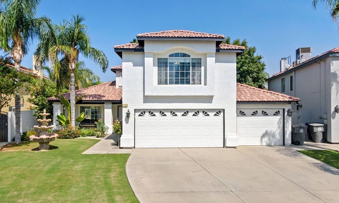 Pumpkin Center House | Casa Bella Gardens- Spacious 5-bedroom house in welcoming Bakersfield with Pool