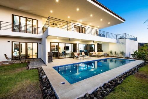 Playa Hermosa House | Casa Blanca 3 Master Suites & Pool Walk To Beach