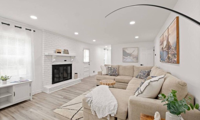 Decatur House | Casa Blanca (6 Bedroom Luxury Home w/Game Room)