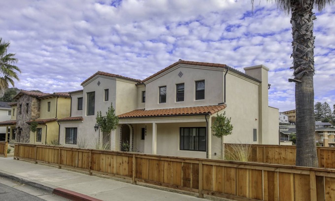 Callender House | Casa Blanca Big 7Bdrm Home Steps to Beach, Golf & Wine