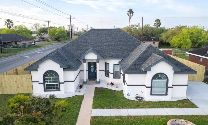 Weslaco House | Casa Blanca, Cozy Mid valley