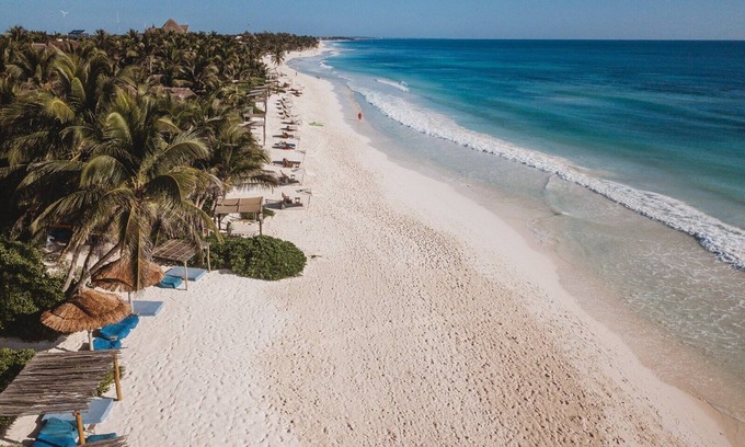 Zona Hotelera House | Casa Bonita – Simple Luxury Steps from the Sea on Tulum’s Best Beach