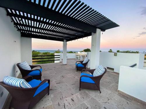Buenavista House | Casa BV: Beautiful new house short walk from beach