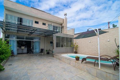 Meia Praia House | Casa c/piscina á 15 minutos Parque Beto Carreiro e 300m da praia Navegantes