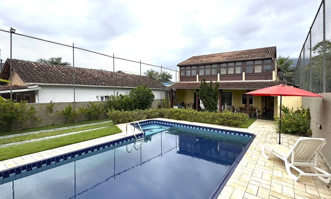 Jardim Capricornio Ski Chalet | Casa c piscina a 700m da Praia de Caraguatatuba/SP