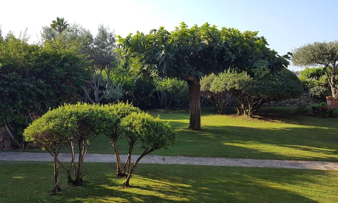 Porto Taverna House | Casa Camelie big gardened apartment 2 min. walk from the beach, internet Wi-Fi