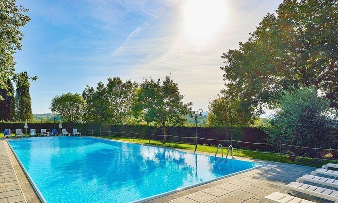 Popoltaio-Schiacciato House | Casa Caprifoglio E: A characteristic and welcoming apartment that is part of an ancient country house surrounded by the greenery, with Free WI-FI.