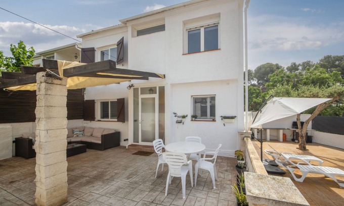 Tarragona House | Casa Cerca de la Playa con Terraza, Barbacoa y Mucho Más!