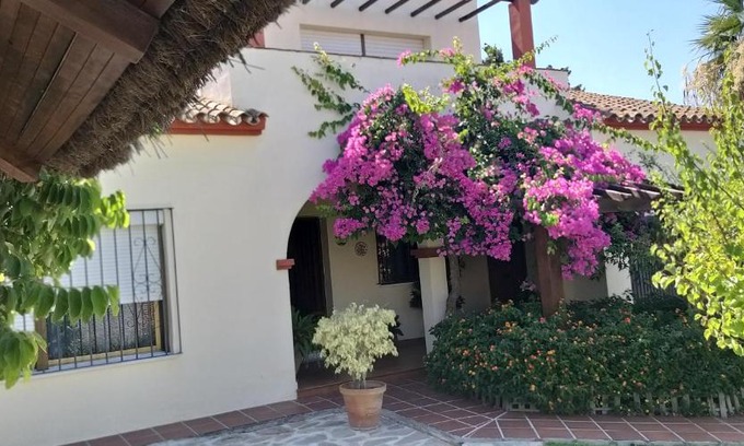 Los Barrios House | Casa Chalet Las Camelias