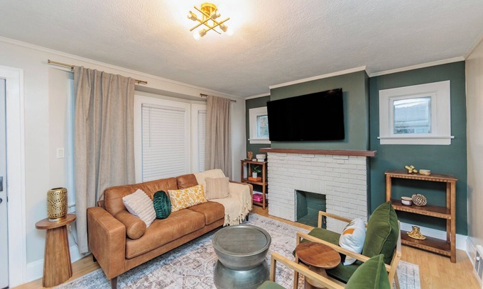 Cleveland House | Casa CLE clean updated 2 bedrm home West Cleveland, pet friendly, fenced in yard