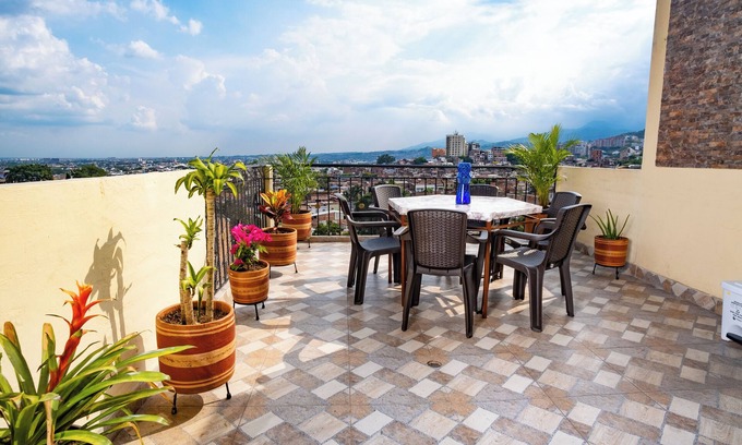 Cali House | Casa Colonial San Antonio, ideal for family and friends (Private parking)