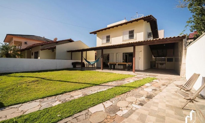 Canto Grande House | Casa com 03 dormitórios climatizados com berço