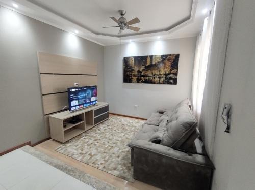 Jardim Gurilandia House | Casa com garagem, ar condicionado, sala tv e jantar, cozinha completa e lavanderia