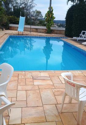 Serra Negra House | Casa com piscina para até 6 pessoas com duas camas de casal e sofá-cama casal